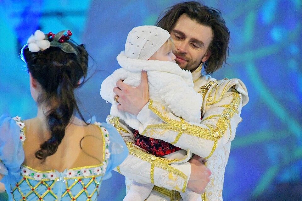 Петр Чернышев вынес на лед маленькую дочь Милу