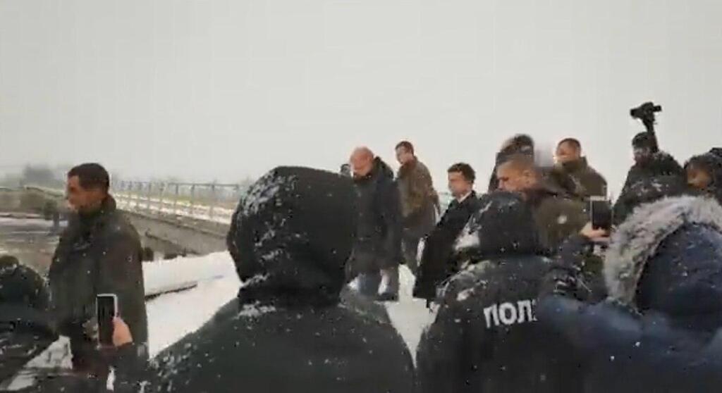 Обступив спецназ: Зеленський здивував посиленою охороною на Прикарпатті. Відео