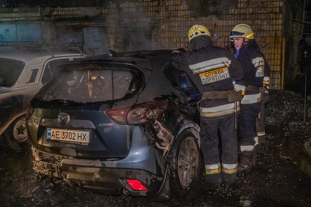 Спасатели ликвидировали огонь, прежде чем он добрался до других авто