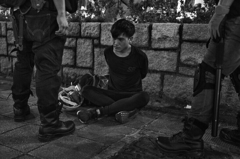 11 августа возле полицейского участка в Гонконге арестован антиправительственный демонстрант