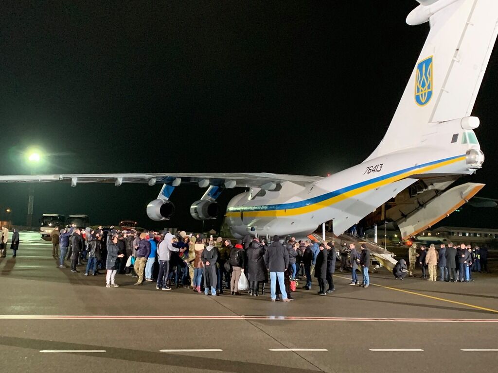 Вдома! З'явилися перші фото звільнених з полону українців в "Борисполі"