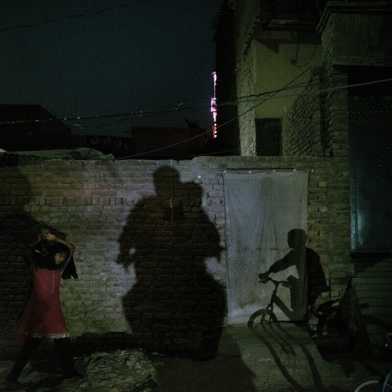Девушка с продуктами, мальчик на велосипеде и отец с сыном на мотоцикле. 27 июня в Джейкобабаде