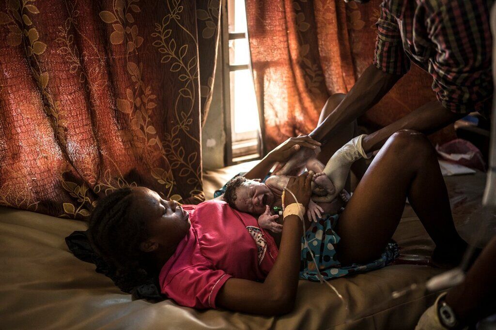 Аліма Моду Бабайо вперше тримає дитину через кілька секунд після пологів, Нігерія, 13 жовтня 2018 року