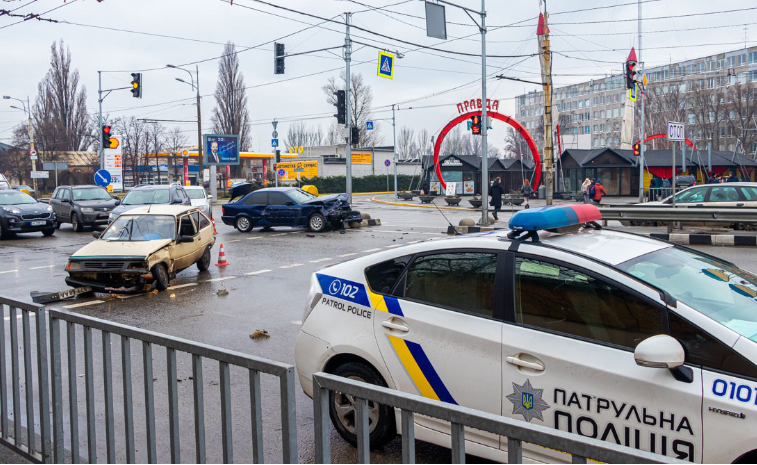 Намагався "проскочити" світлофор: в Дніпрі в потрійному ДТП постраждало двоє людей. Відео