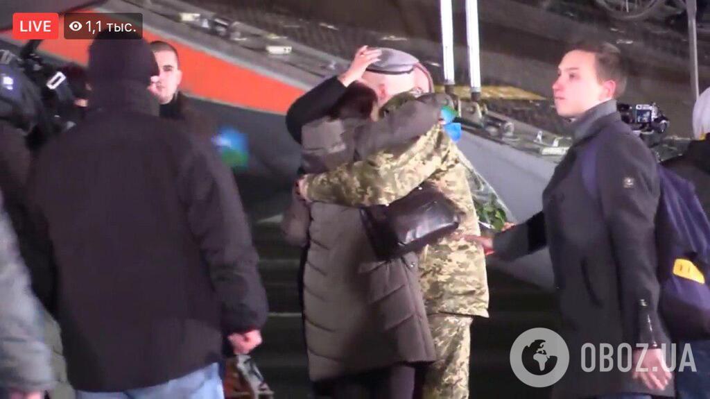 Вдома! З'явилися перші фото звільнених з полону українців в "Борисполі"