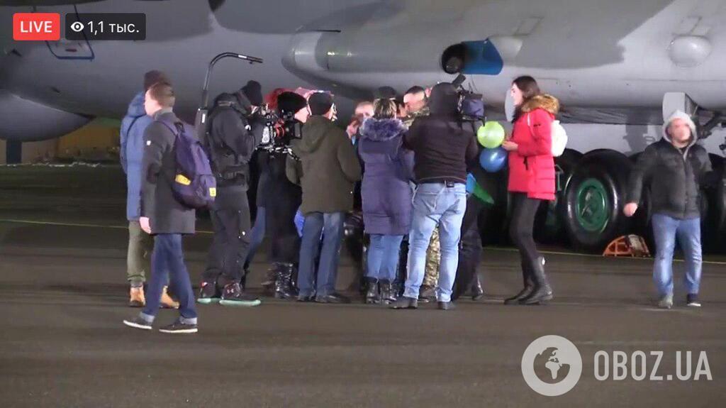 Вдома! З'явилися перші фото звільнених з полону українців в "Борисполі"