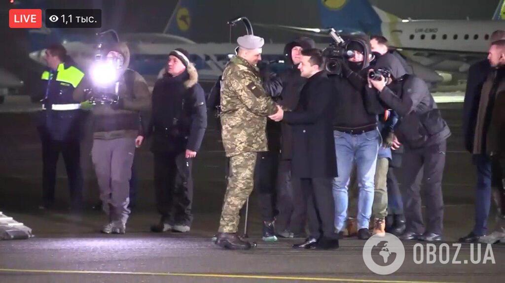 Дома! Появились первые фото освобожденных из плена украинцев в "Борисполе"