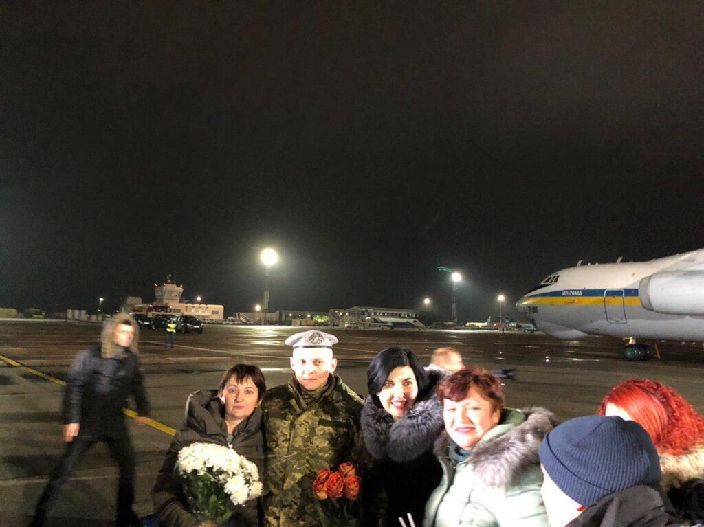 Вдома! З'явилися перші фото звільнених з полону українців в "Борисполі"