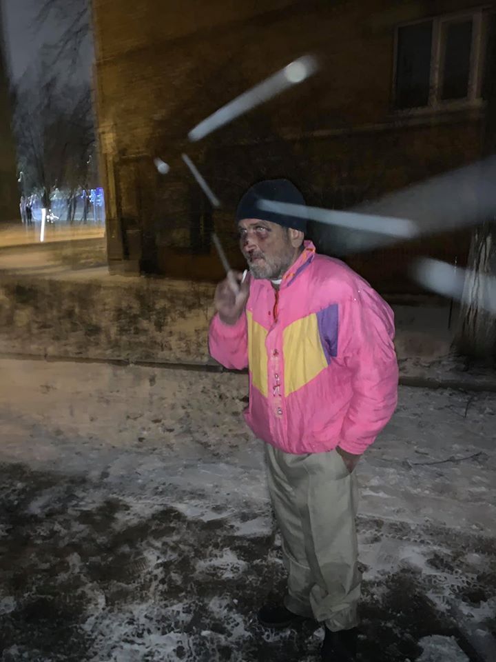 У Києві, біля Політехнічного інституту, чоловік кілька днів поспіль бігав за людьми з ножем