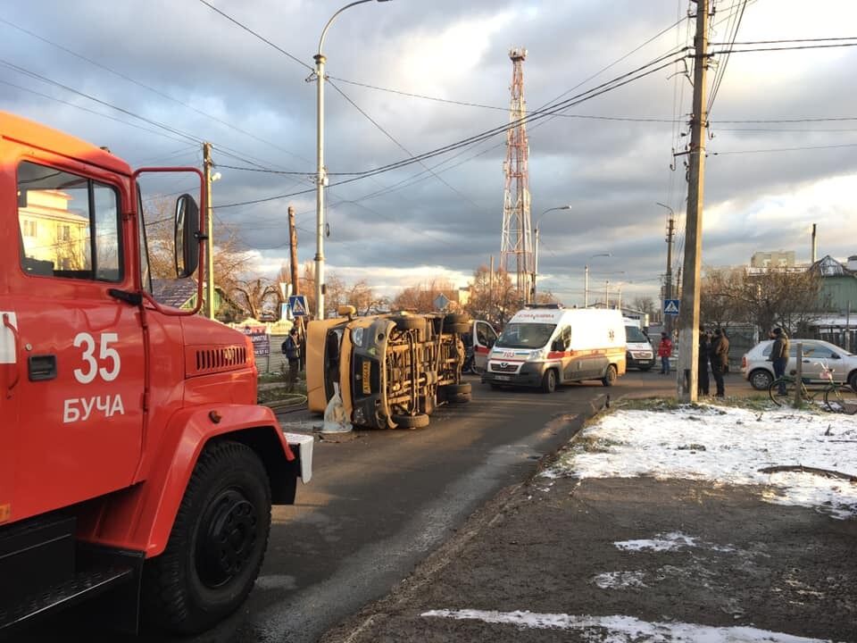 В городе Буча Киевской области 3 декабря произошло страшное ДТП, в результате которого перевернулась маршрутка