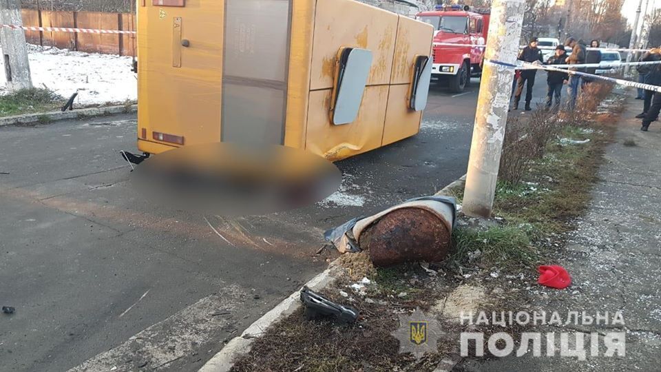 У місті Буча Київської області 3 грудня трапилася страшна ДТП, внаслідок якої перекинулася маршрутка