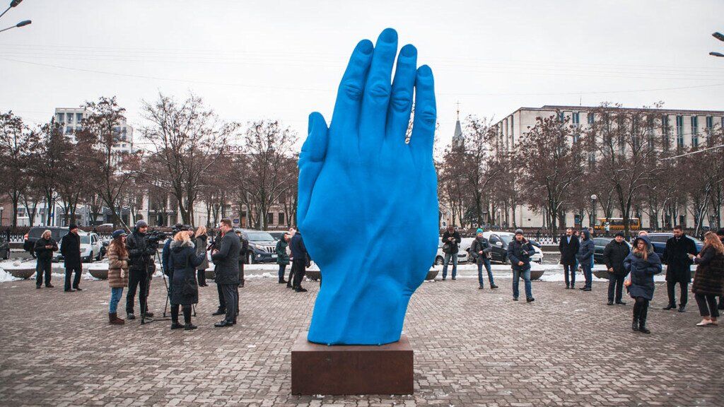 У центрі Дніпра з'явилася статуя, яка влаштувала фурор у Києві