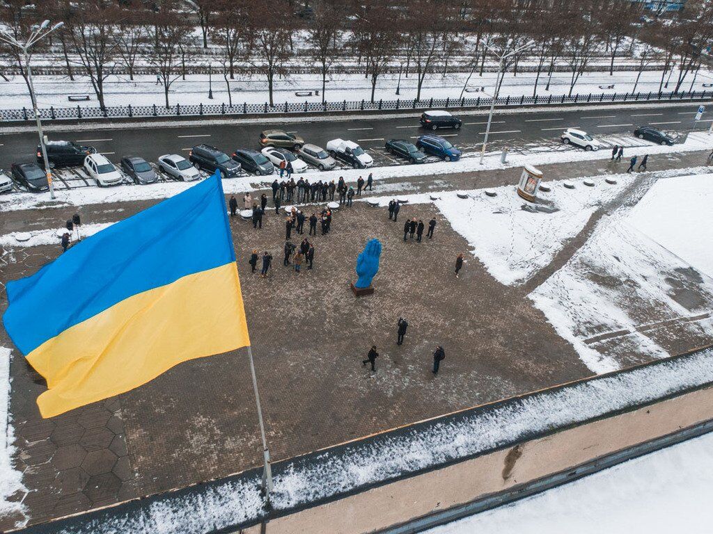 В центре Днепра появилась статуя, устроившая фурор в Киеве