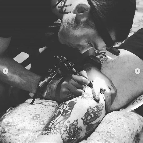 Андрей Лаврега делает тату своим знакомым