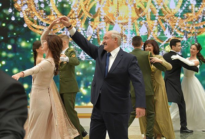 Лукашенко станцював на балу з телеведучою