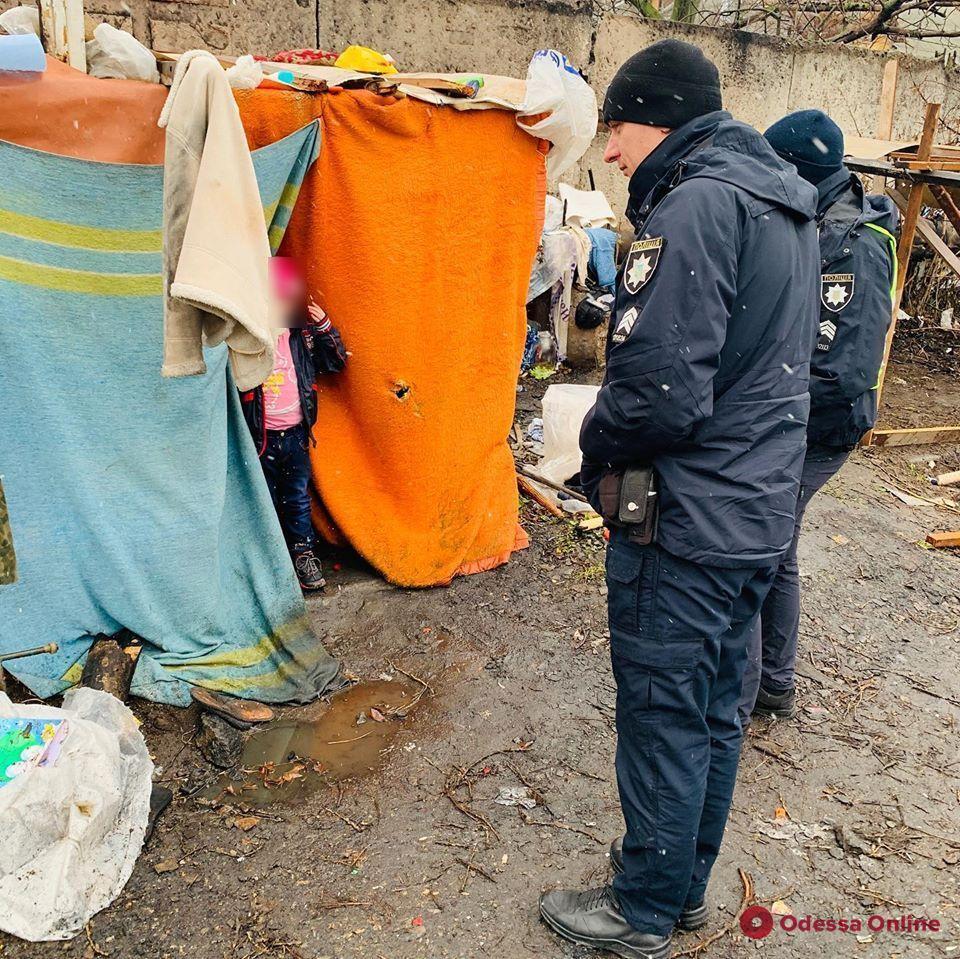 В Одесі на звалищі в курені знайшли маленьку дівчинку