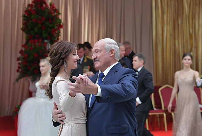 Лукашенко станцював на балу з телеведучою