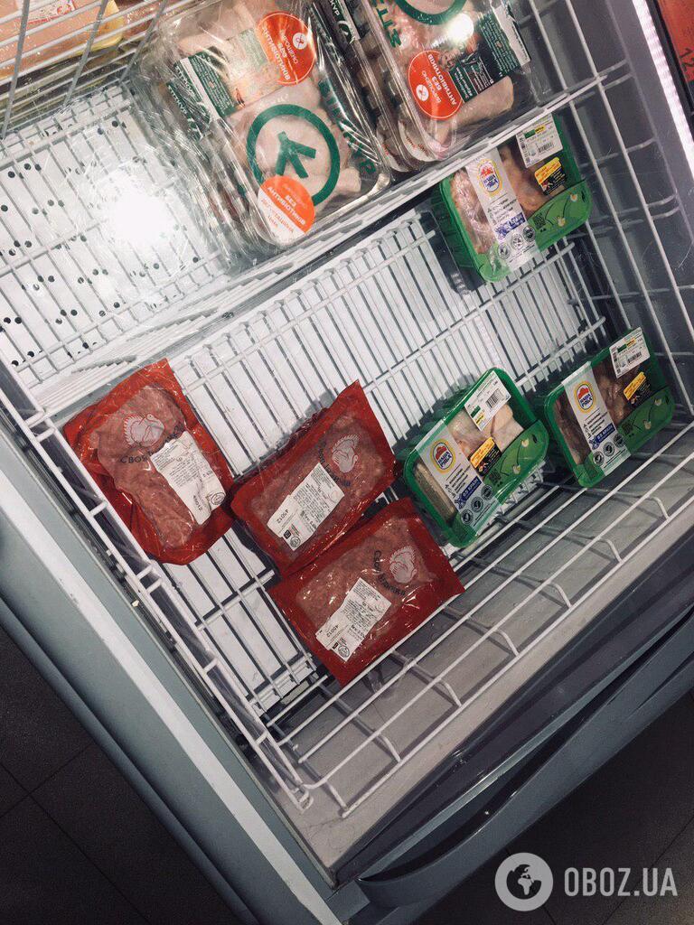 Работники супермаркетов не успевают пополнять холодильники и прилавки