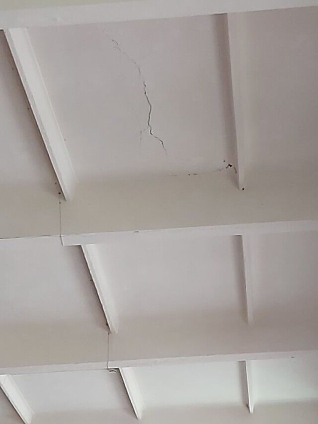 В поселке городского типа Калита Броварского района Киевской области вспыхнул скандал из-за ремонта аварийной крыши школы