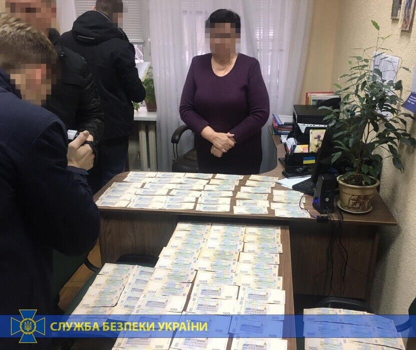 В Киеве Служба безопасности Украины задержала двух руководителей среднего звена Национальной академии аграрных наук Украины на взятке