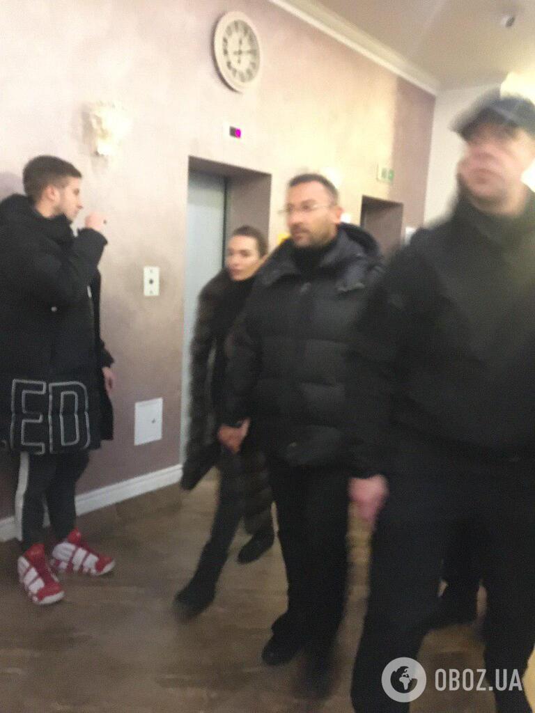 Соболев с женой перед заседанием суда по убийству их ребенка в Киеве