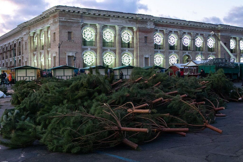 В центре Киева на Контрактовой площади во вторник, 3 декабря, начали собирать одну из двух главных новогодних елок города