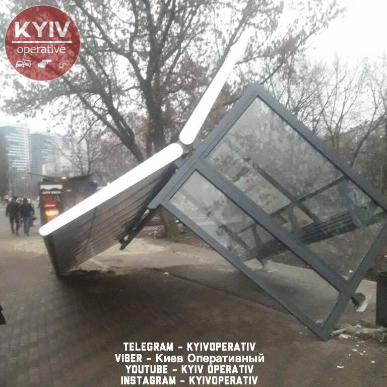 В Киеве, возле станции метро "Левобережная", заметили павильон автобусной остановки, который лежал прямо на земле