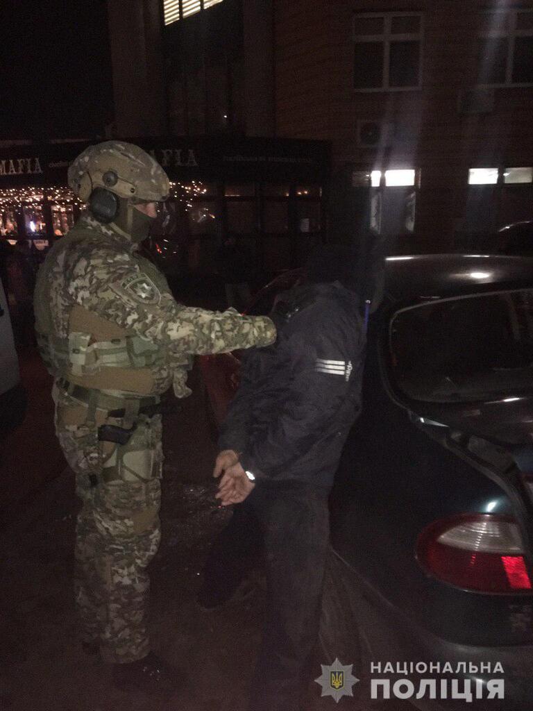 В Киеве задержали двух человек, которые хотели похитить помощницу народного депутата Украины, чтобы требовать выкуп в размере $500 тысяч
