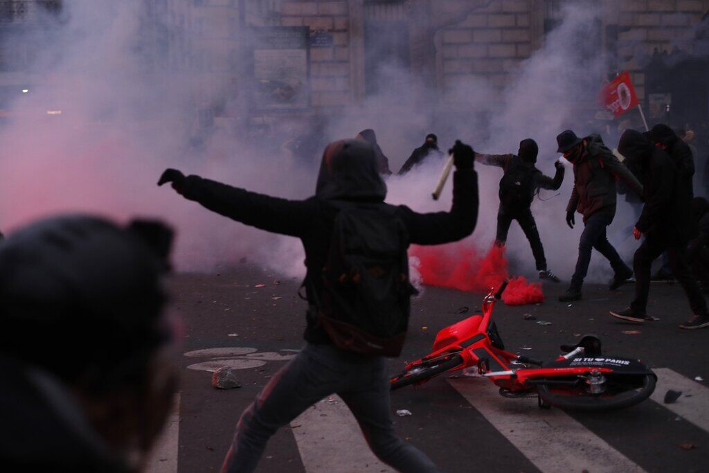 В Париже прошли протесты против пенсионной реформы