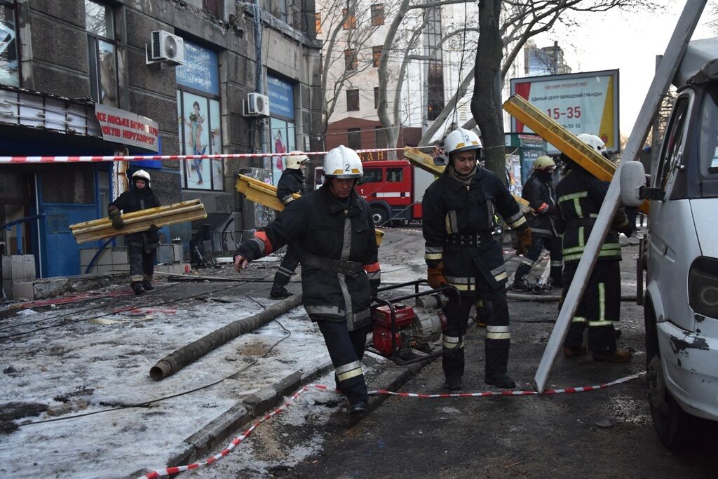 Появились свежие фото работы спасателей на месте огненной трагедии в Одессе