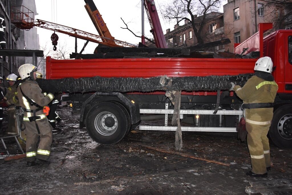 З'явилися свіжі фото роботи рятувальників на місці вогненної трагедії в Одесі