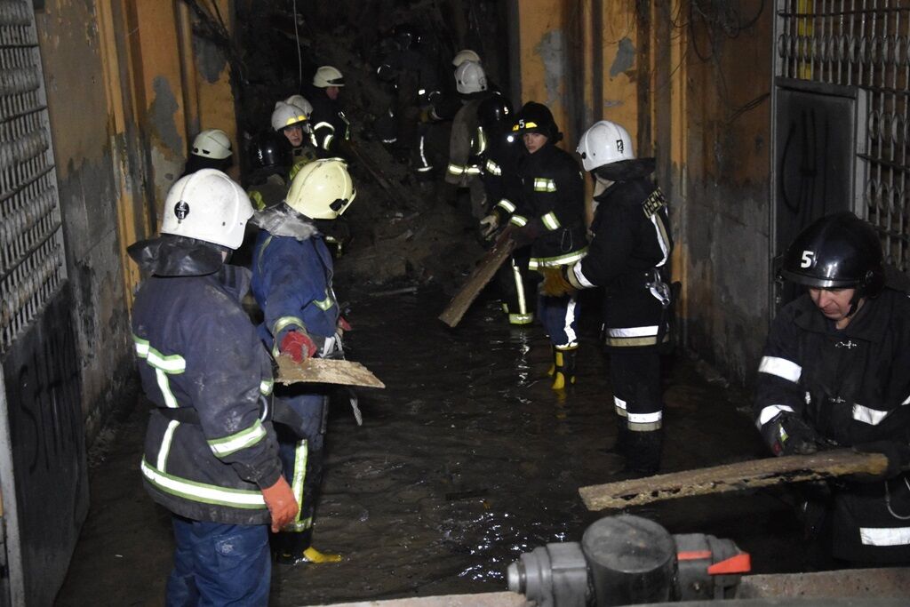 З'явилися свіжі фото роботи рятувальників на місці вогненної трагедії в Одесі