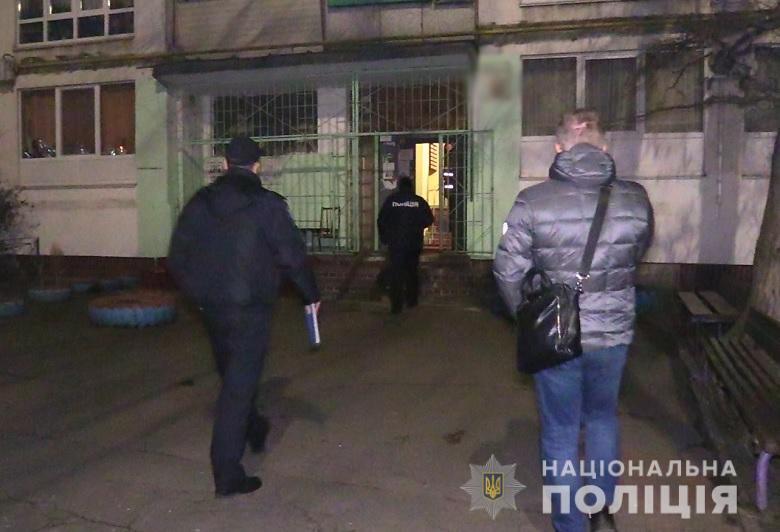 В квартире мужчина начал угрожать женщине и показал ей труп