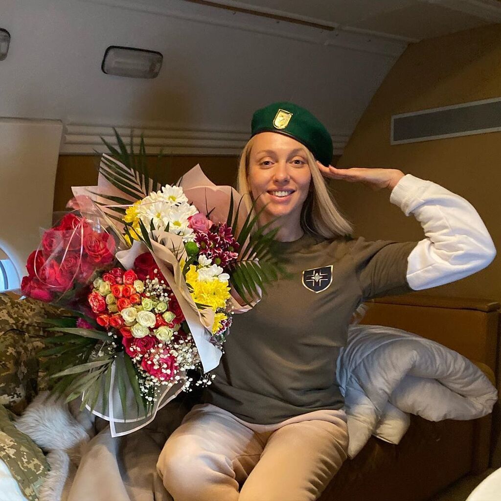 Оля Полякова поздравила украинских защитников