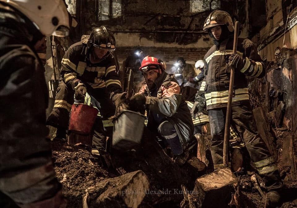 Первые часы работы спасателей внутри сгоревшего здания