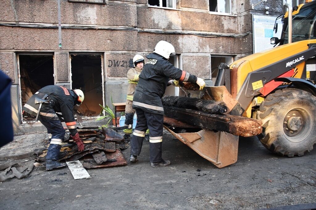 З'явилися свіжі фото роботи рятувальників на місці вогненної трагедії в Одесі