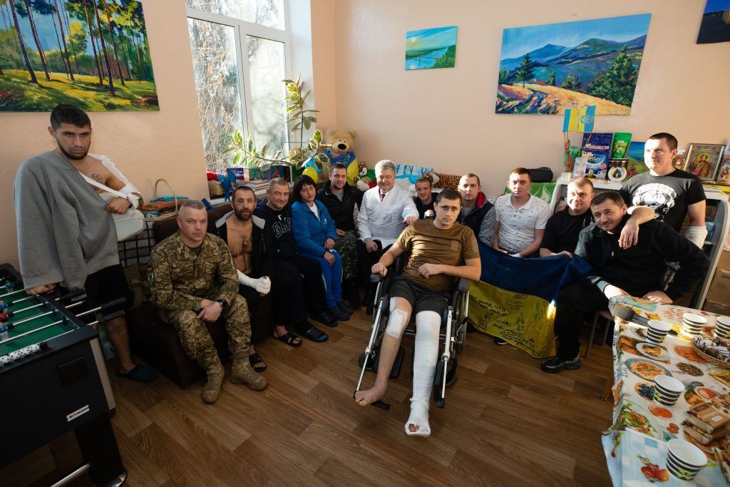 Порошенко посетил бойцов в Главном военном клиническом госпитале
