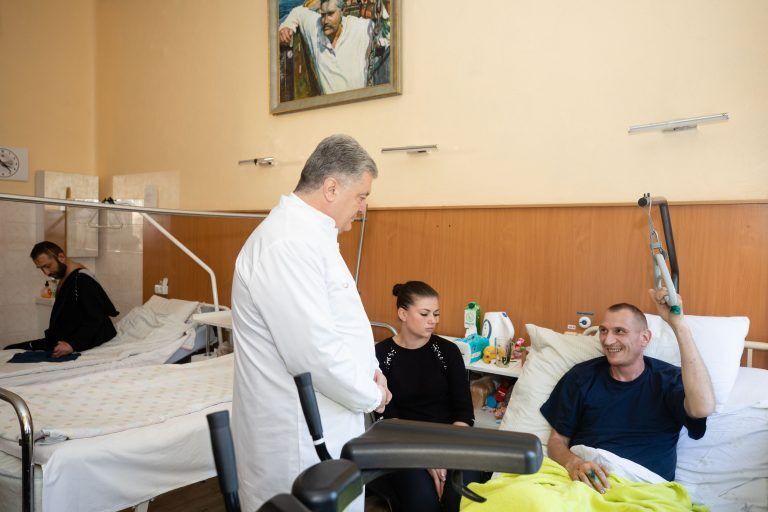 Порошенко посетил бойцов в Главном военном клиническом госпитале