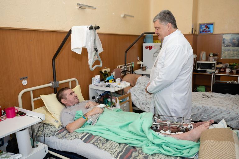 Порошенко відвідав бійців у Головному військовому клінічному госпіталі