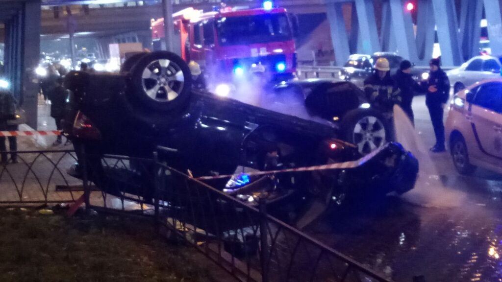 У Києві авто впало з моста
