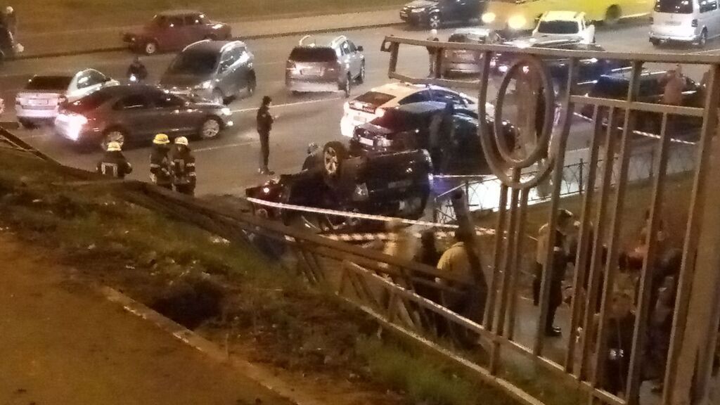 У Києві авто впало з моста