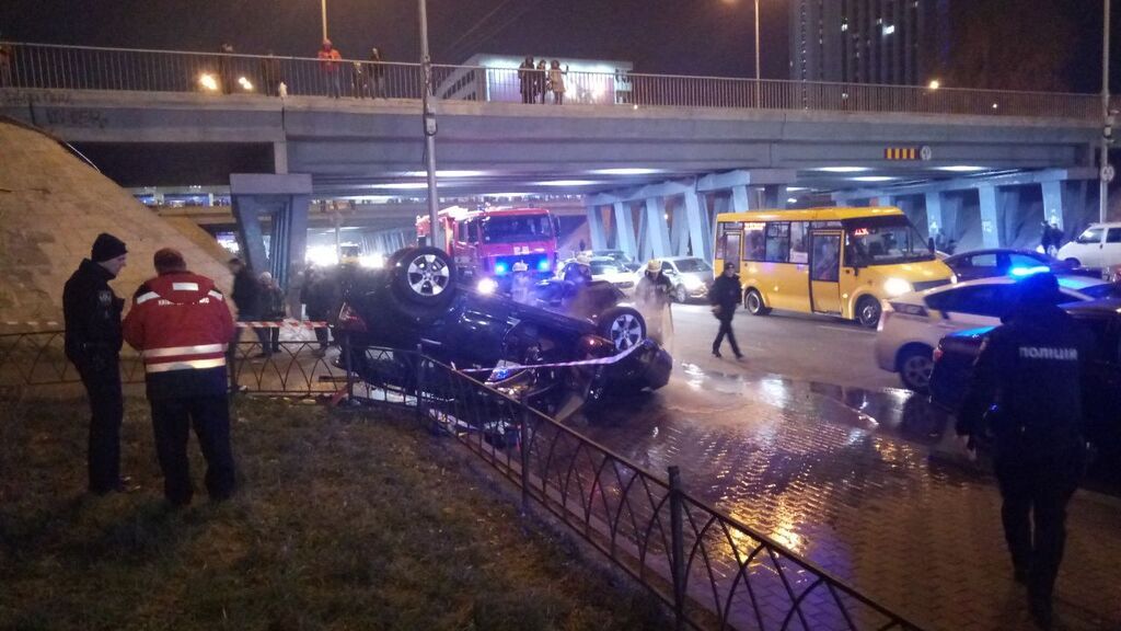 У Києві авто злетіло з моста