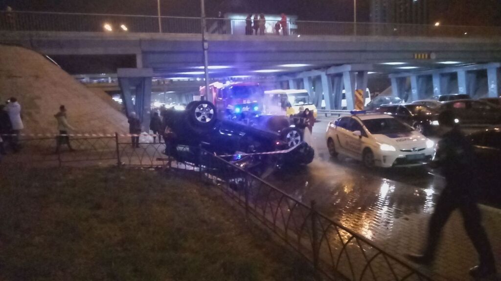 В Киеве авто упало с моста