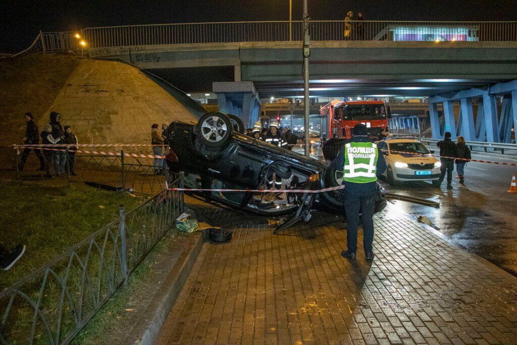 В Киеве авто упало с моста на дорогу