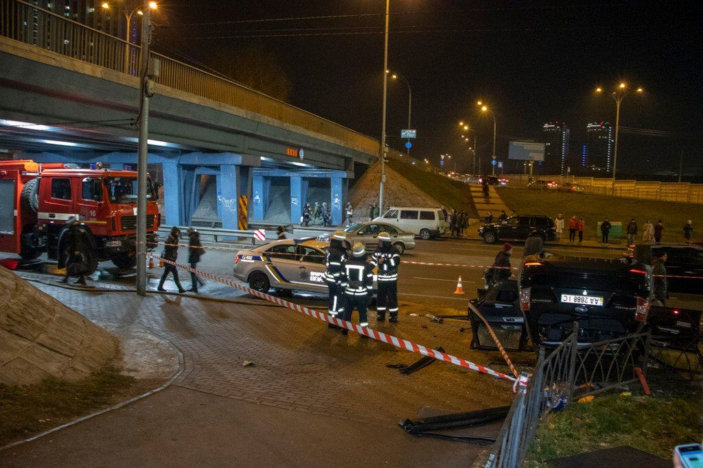 В Киеве авто упало с моста на дорогу