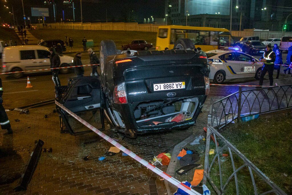 У Києві авто впало з мосту на дорогу