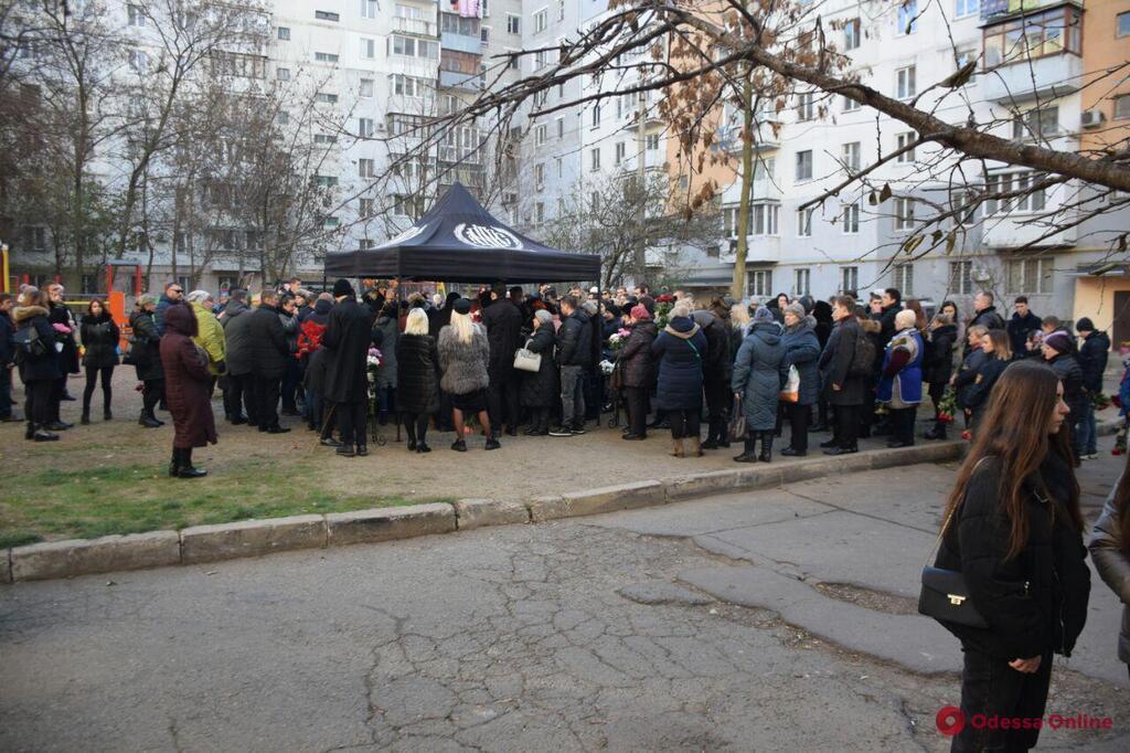 Героически спасала студентов: одесситы простились с погибшей преподавательницей колледжа