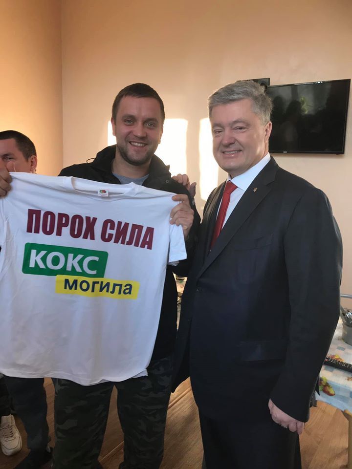 Петр Порошенко приехал в военный госпиталь