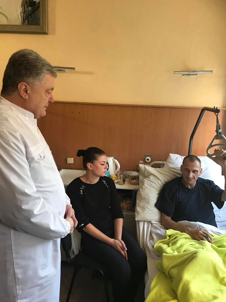 Петр Порошенко приехал в военный госпиталь