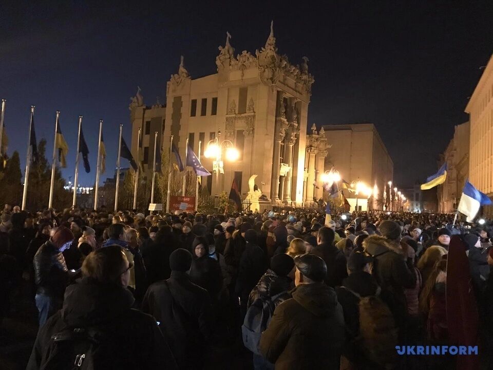 Під Офісом Зеленського влаштували "Нічну варту"